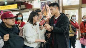 《火車來去》限定款鐵路便當快閃活動 (左起)許孟哲、安心亞、李岳峰導演、張育綺。（圖／華視、公視台語台提供）