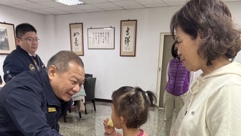 警署長春節前夕　慰問土城緝毒殉職警遺眷