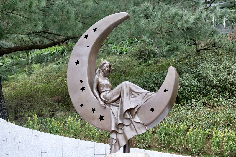 2025年1月17日李玟歌迷聚集在新北市金寶山園區，共同為李玟的紀念雕像「永遠的月光愛人」揭幕，這尊雕像歷時1年完成，座落碑林名人區。（圖／中央社）