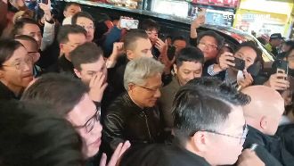 黃仁勳現身癱瘓人潮　主委嘆：秩序不受控