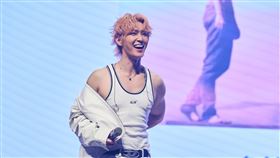 炎亞綸韓國音樂會脫外套寵粉胸肌秀。（圖／晴空鳥提供）