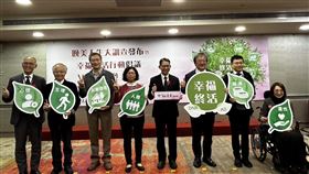 蓮花基金會今公布「晚美人生大調查」報告，台大醫院精神醫學部醫師黃宗正指出，雖9成受訪者認同「自然死」的理念，實際行動卻明顯不足。（圖／記者簡浩正攝影）