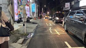 音樂製作人陳國華14歲兒子在康寧街公車站牌前被機車騎士撞倒。（圖／翻攝畫面）