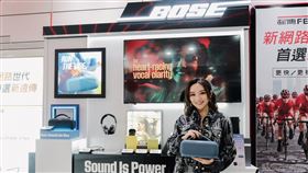 一日店長閻奕格與體驗櫃合影。