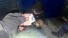 警方最終在周男身上順利起出安非他命。（圖／警方提供）