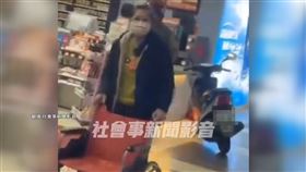 影／屏東阿伯「騎車進火車站」買茶葉蛋！民眾全看傻　警察要罰了