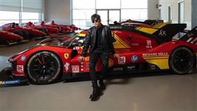 周董曬出與紅色法拉利的帥照。（圖／翻攝臉書）