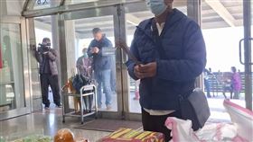 王父在今（18）日上午，前往納骨塔祭拜亡妻及愛女。（圖／翻攝畫面）