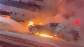 台中烏日火燒車！400萬BMW大7車頭全燒毀