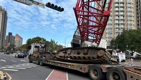 重機具吊臂因不明原因突然砸落，幸無波及無辜人車。（圖／警方提供）