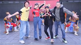 柯大堡（左起）、曾甜、賴銘偉跟草爺一起出席。（圖／記者鄭孟晃攝影）