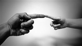 老人,小孩,高齡家庭（圖／翻攝自pixabay）
https://pixabay.com/photos/align-fingers-index-fingers-hands-71282/