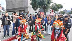 ▲《寶島神很大》團隊擔任艋舺青山宮副爐主。（圖／寶島神很大）