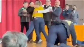 板殯說明會爆衝突！綠議員打掉局長眼鏡