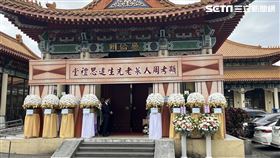 周人蔘告別式場面曝，門口採用白色花朵佈置。（圖／記者黃翎瑄攝）