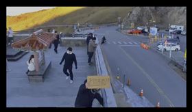 男衝武嶺舉牌「老闆年終？」千人聲援讚爆（圖／翻攝自爆料公社）