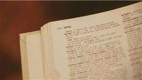 有網友抱怨現在課本都要用「呵」取代「喔」，從字面上看讓人覺得十分嘲諷。（示意圖／unsplash）