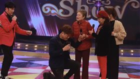 楊哲（左2)下跪跟媽媽痛哭。（圖／民視提供）