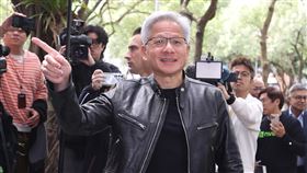 黃仁勳向媒體和民眾致意輝達（NVIDIA）執行長黃仁勳（前）18日中午在台北知名台菜餐廳宴請供應鏈高層，抵達餐廳時向現場媒體和民眾致意。中央社記者謝佳璋攝　114年1月18日