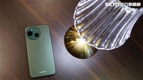 夏普 2024 年推出的中階機款「Sharp AQUOS Sense9」具備輕盈與優質相機等優點，以日系外觀設計與優雅色調，搭配三防高耐用性，搶攻消費者的心。（圖／李鴻典攝）