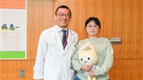 薛小姐（右）因為急性心肌炎一度危急送台大醫院，透過「新型心臟幫浦」幫助度過難關，左為台大醫院心臟內科醫師葉志凡。（圖／台大醫院提供）