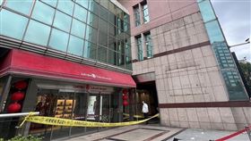 天母知名百貨發生墜樓事件。（圖／翻攝畫面）