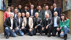 黃仁勳中午宴請供應鏈高層合影輝達（NVIDIA）執行長黃仁勳（前排中）18日中午在台北知名台菜餐廳宴請供應鏈高層，包含台積電董事長魏哲家（2排右4）、鴻海董事長劉揚偉（2排右5）、廣達董事長林百里（2排右3）等都到場，眾人在餐廳門口合影。中央社記者謝佳璋攝  114年1月18日