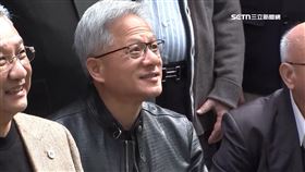 黃仁勳宴請科技大咖拍合照！逗魏哲家「蹲下去起不來」