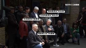 黃仁勳宴請科技大咖拍合照！逗魏哲家「蹲下去起不來」