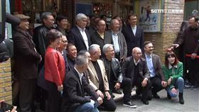 黃仁勳宴請科技大咖拍合照！逗魏哲家「蹲下去起不來」