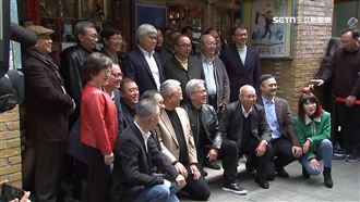 黃仁勳會科技大咖！逗魏哲家蹲下去起不來