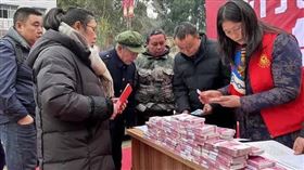 四川小鎮發錢（圖／翻攝自搜狐網）
