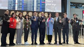 川普就職  台灣跨黨派慶賀團啟程赴美（1）美國候任總統川普（Donald Trump）即將舉行就職典禮，台灣由立法院長韓國瑜（右5）率領跨黨派立委慶賀代表團赴美參與，18日代表團啟程前在桃園機場比讚留影。中央社記者葉臻攝  114年1月18日