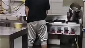 大陸網友近日發布影片爆料，四川省成都市成華區燒火鋪即享火鍋（牛市口店）一名工作人員竟然在後廚小便。（圖／翻攝自微博）