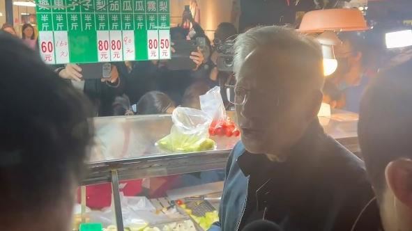 新／黃仁勳現身通化夜市！光顧阿婆水果攤