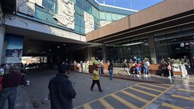 瓜地馬拉國際機場18年未整修  設施老舊安全堪虞瓜地馬拉「拉奧羅拉國際機場」18年未整修，機場飛航安全安檢系統老舊，引起美國政府憂慮，一度考慮將瓜地馬拉排除在直航國家名單外。而台灣駐瓜地馬拉大使館也啟動計畫，協助粉刷整建航站大樓，目前已完成第一階段，備受瓜國各界好評。中央社記者李登文瓜地馬拉市攝  114年1月5日