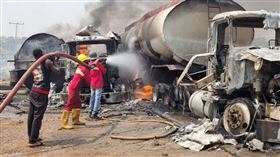 奈及利亞尼日州發生油罐車爆炸事故，由於當時不少民眾在現場爭搶漏油，導致至少70人不幸罹難。（圖／達志／美聯社）