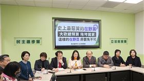 藍白聯手通案刪減939億餘元　綠譴責癱瘓國家立法院會17日下午審查114年度中央政府總預算案，表決通過藍白通案提案，刪減新台幣939億7500萬元，民進黨團與8名各委員會的民進黨籍召委共同舉行記者會，譴責立法院長韓國瑜及藍白立委強行表決大砍預算、癱瘓國家。中央社記者郭日曉攝　114年1月17日