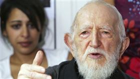 被稱為法國良心、「最受歡迎人物」的皮耶神父（Abbe Pierre）是法國慈善家代表，如今捲入性侵案。（圖／美聯社／達志影像）