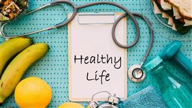 全面採取健康生活型態者較長壽，保持五種健康行為的民眾平均可多活7.13年，並減少28.12%的年度醫療支出。（圖／臺北醫學大學提供）