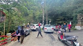 老翁煞車不及，直接從斜坡上滑落撞上前方無辜人車。（圖／翻攝畫面）