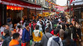 台北年貨大街開跑首日人潮多（2）農曆春節即將到來，2025台北年貨大街11日在迪化街熱鬧展開，適逢週末假日，大量人潮擠滿街道，準備採辦年貨迎新年。中央社記者王騰毅攝　114年1月11日