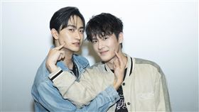 毛祁生（左）與張家陞互戳對方臉頰（圖／LINE TV提供）