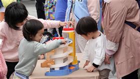 台北玩具轉運站號召響應循環共享借還服務台北玩具轉運站更名儀式暨玩「聚」園遊會主題活動24日在花博公園舉行，號召育兒家庭共同響應循環共享的玩具借還交還服務。中央社記者鄭傑文攝  113年11月24日