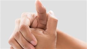 許多人有折手指關節的習慣，因為「啵」的聲音會讓人覺得爽快。(圖/取自王思恒醫師的臉書)