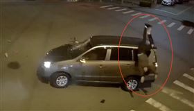 台中26歲男猛撞左轉車！空中翻轉重摔墜地