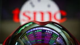 台積電權值高價股走弱　台股震盪（1）台積電17日跳空開高，但隨著賣壓出籠，股價震盪走低，盤中在平盤上下震盪，鴻海、聯發科及信驊等權值高價股也紛紛震盪走跌，連帶影響大盤翻黑，高低落差逾300點。中央社記者王騰毅攝　114年1月17日