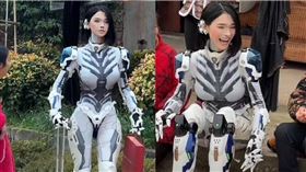 中國1名李姓女子假扮成機器人回老家過年。（圖／翻攝自抖音＠大佬甜Giovanna）