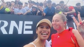 謝淑薇與拉脫維亞搭檔奧斯塔朋科（Jelena Ostapenko）闖進澳網女雙8強。（圖／翻攝自謝淑薇臉書）