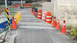 詭異設計！高雄車站天棚下坡是「窄S型」